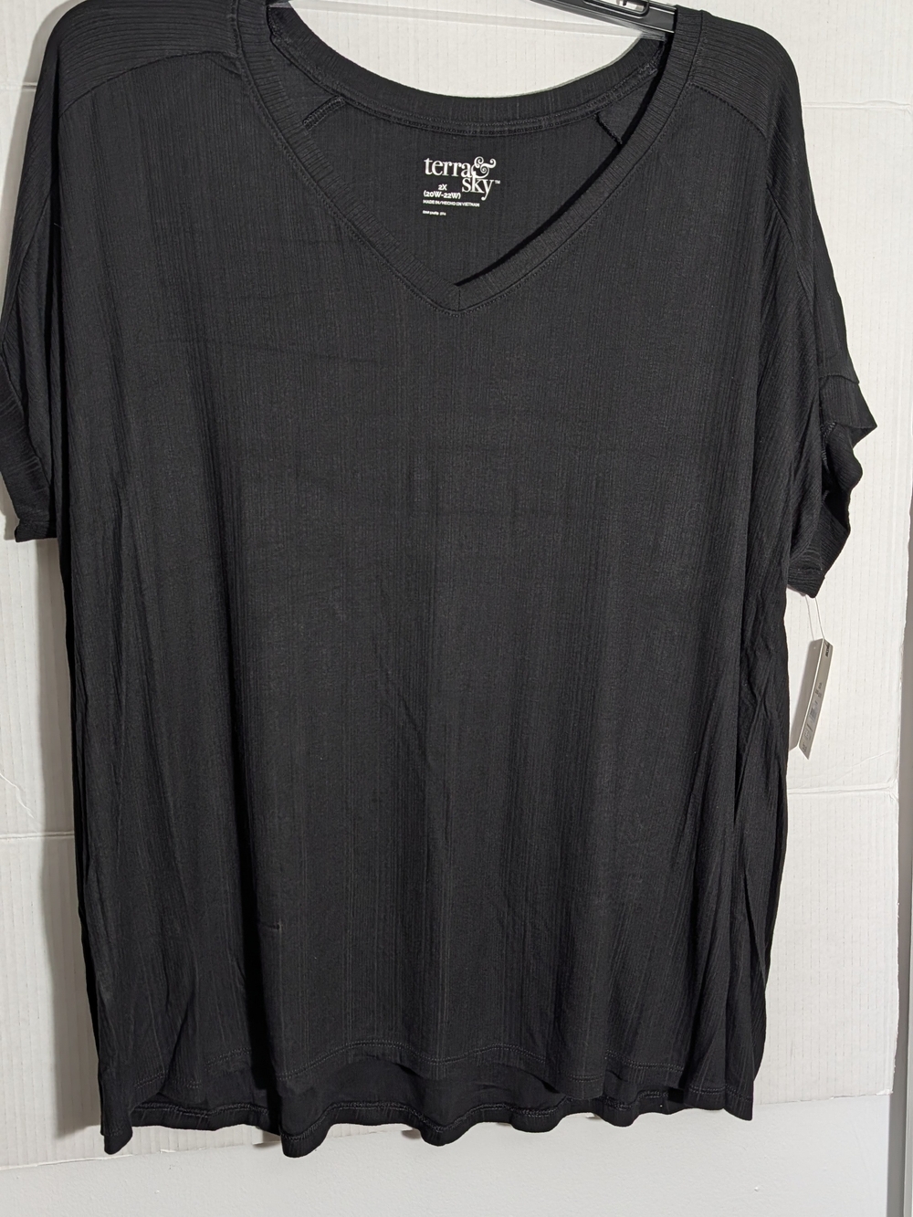 Terra & Sky Black V-Neck Short Sleeve Top
